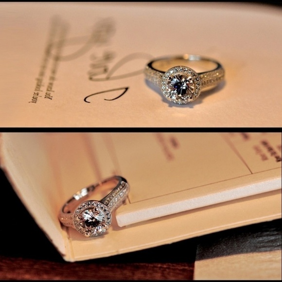 Gorgeous Round Cut Engagement Ring - Picture 4 of 5